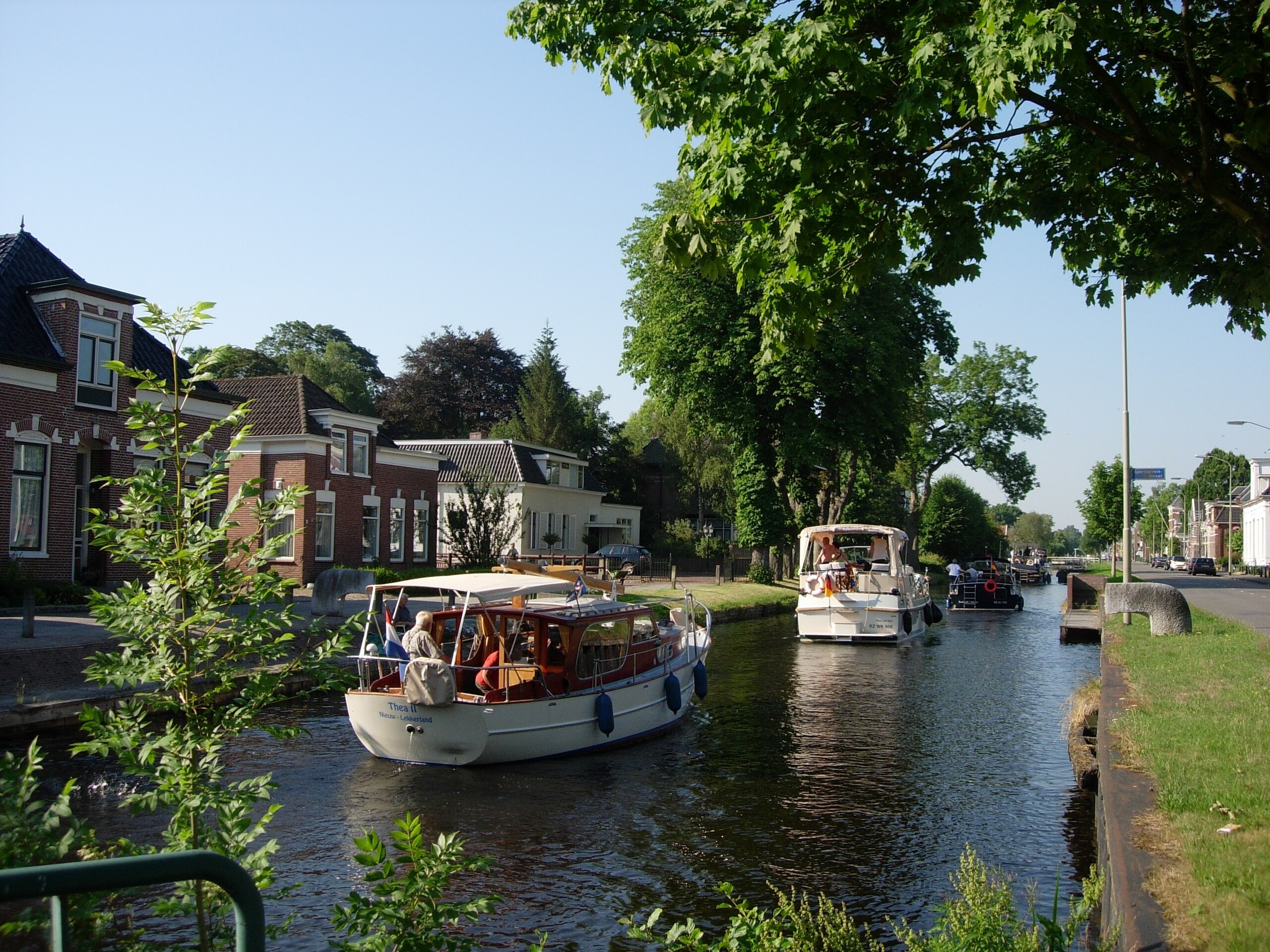 Boten die varen door het water in Veendam